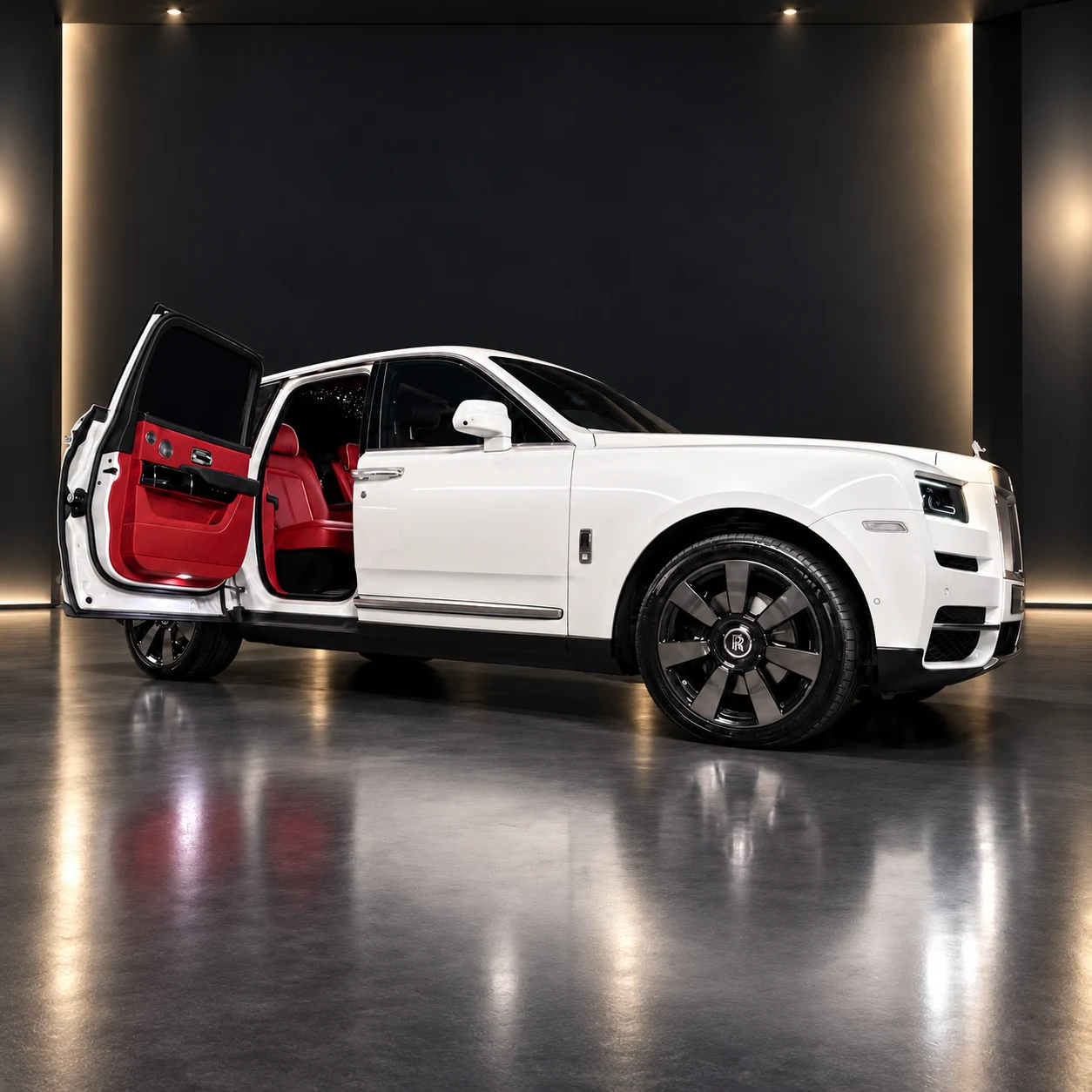 Rolls-Royce Cullinan — porte arrière ouverte et habitacle rouge