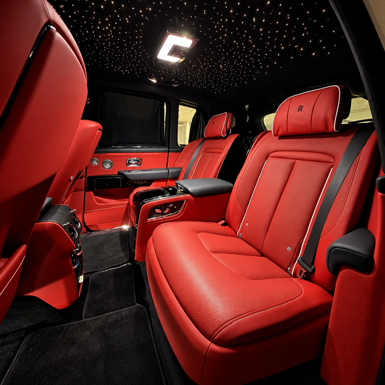 Rolls-Royce Cullinan — sièges arrière en cuir rouge