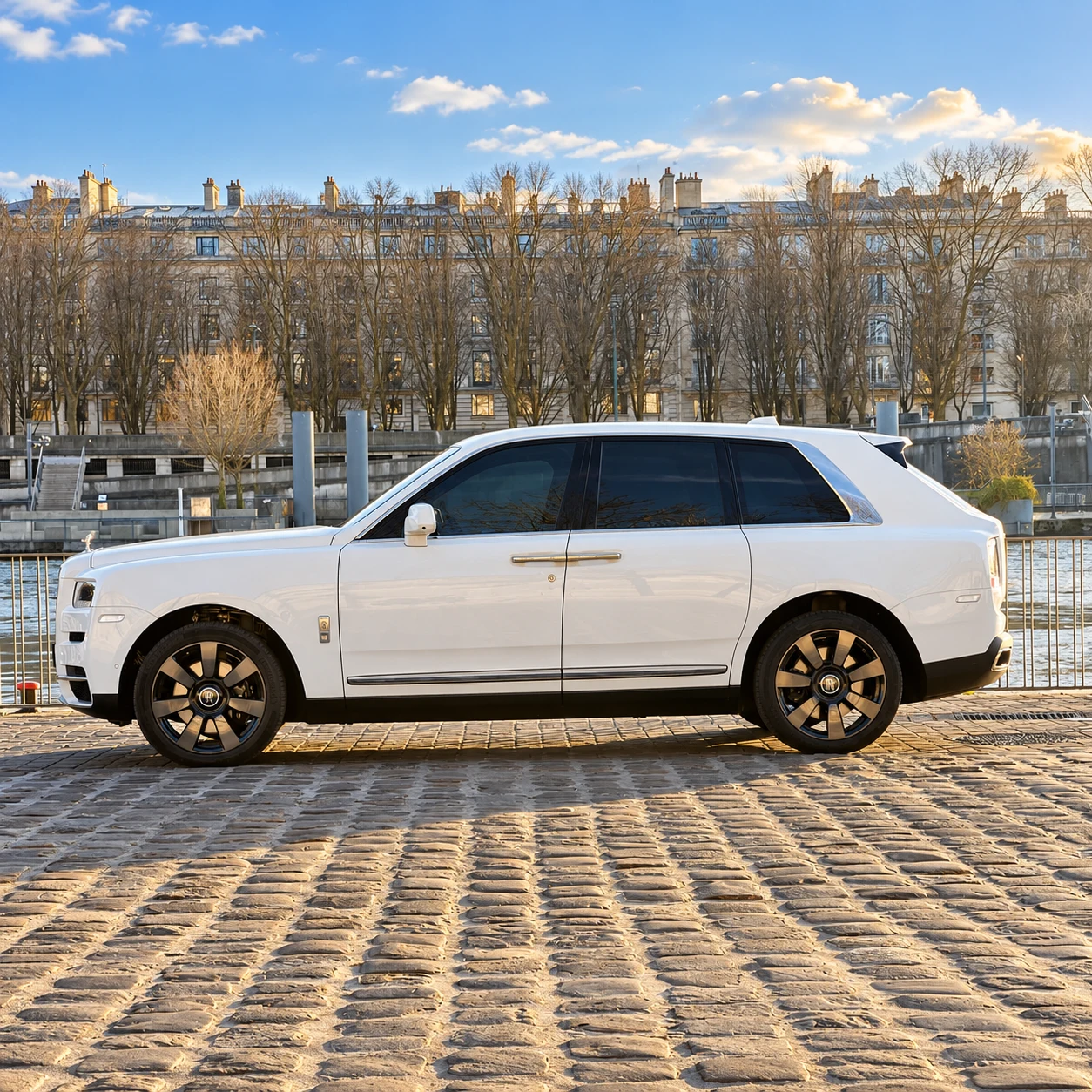 Rolls-Royce Cullinan — profil extérieur au bord de la Seine