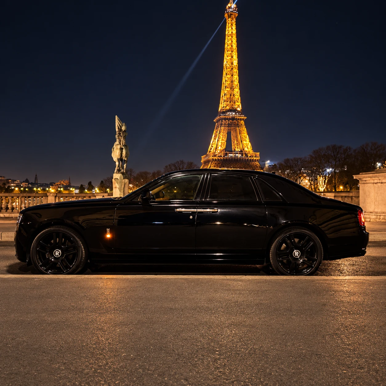Rolls-Royce Ghost — vue extérieure de nuit près de la tour Eiffel