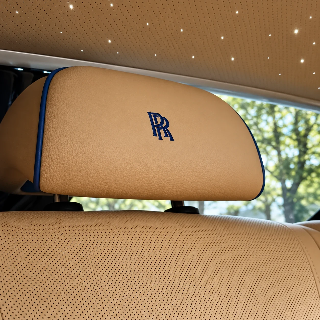 Rolls-Royce Ghost — détail de l’appuie-tête en cuir beige