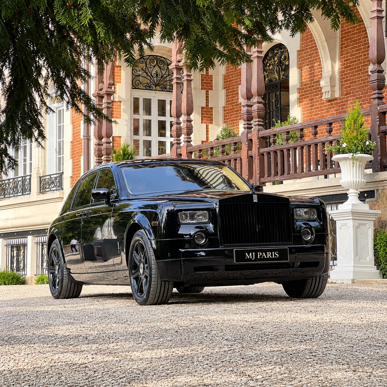 Rolls-Royce Phantom 1 noire — vue avant devant une demeure élégante