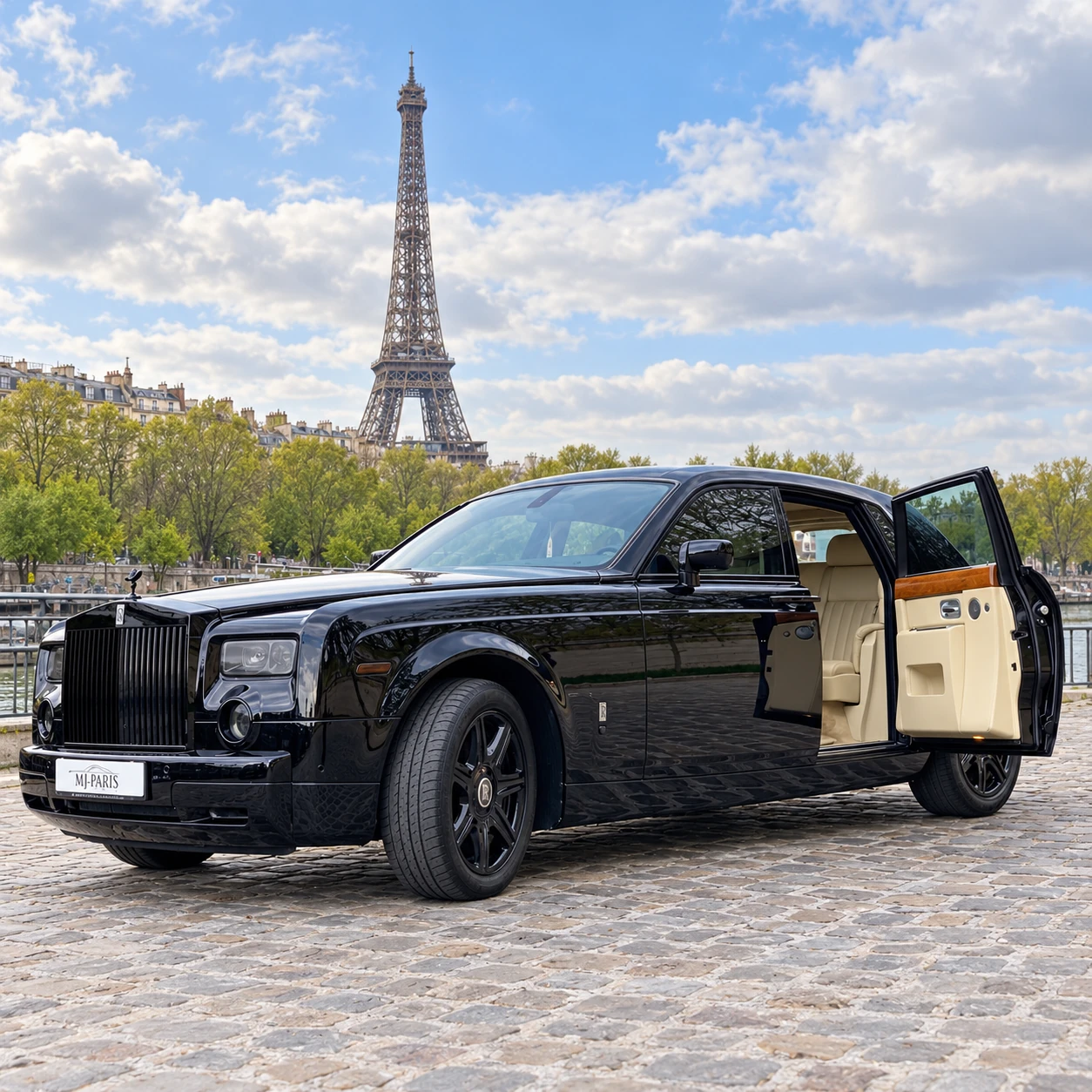 Rolls-Royce Phantom 1 noire — porte arrière ouverte au bord de la Seine