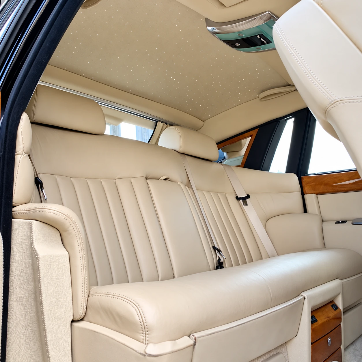 Rolls-Royce Phantom 1 noire — habitacle beige, sièges arrière et ciel étoilé