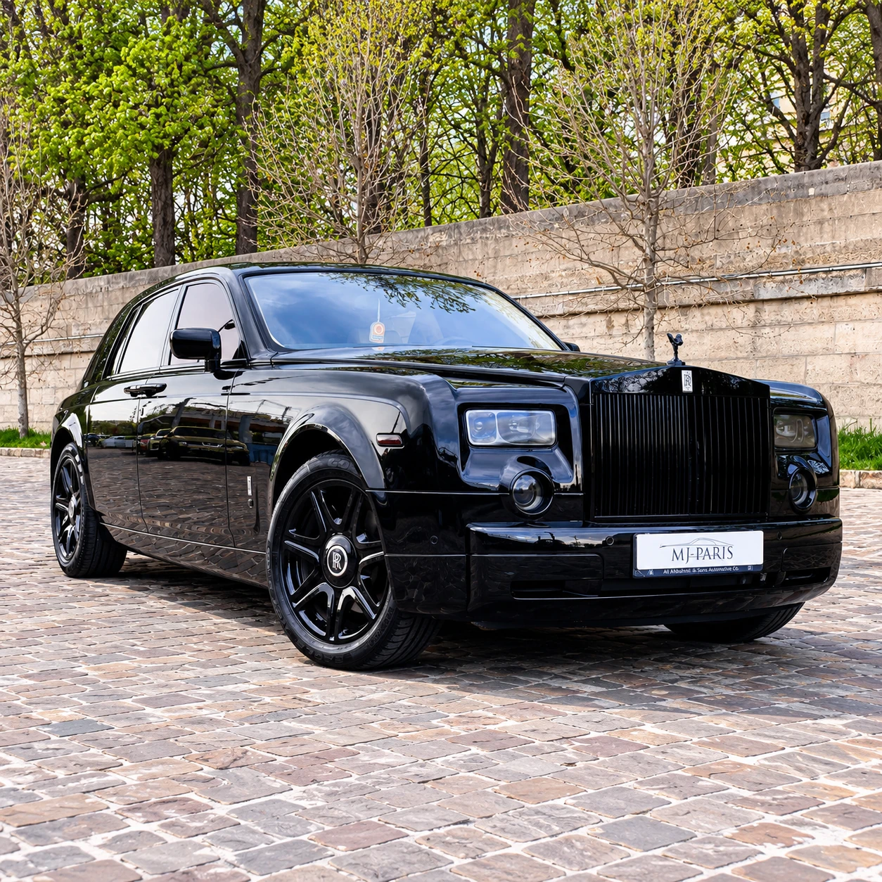Rolls-Royce Phantom 1 noire — vue extérieure avant sur les pavés parisiens