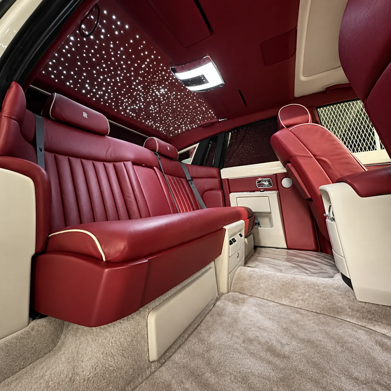 Rolls-Royce Phantom 1 — habitacle rouge et sièges arrière